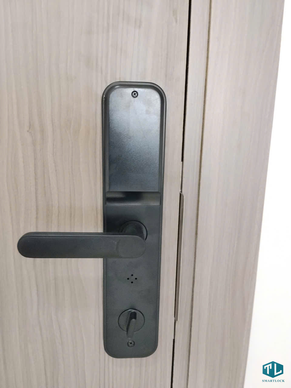 Hướng dẫn lắp đặt khóa vân tay cửa gỗ chung cư