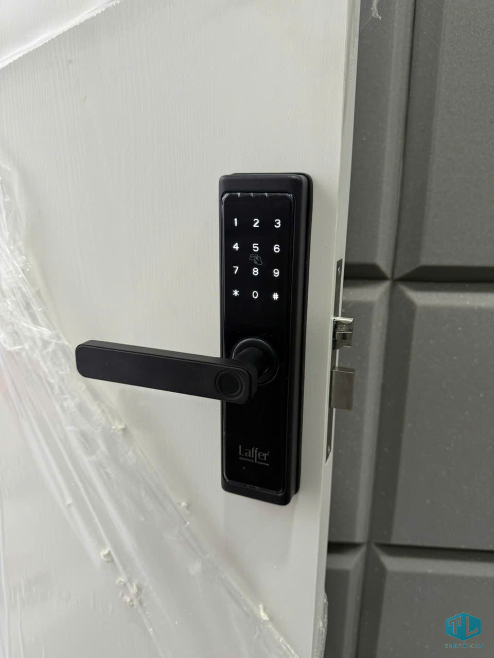Hướng dẫn lắp đặt khóa vân tay cửa gỗ chung cư