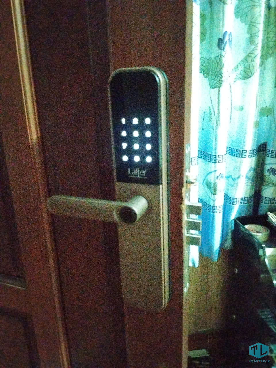 Hướng dẫn lắp đặt khóa vân tay cửa gỗ chung cư