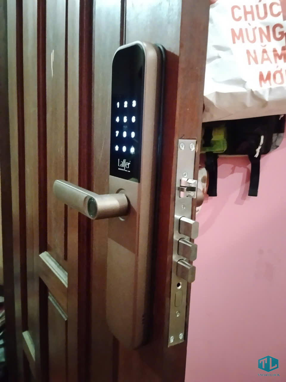 Hướng dẫn lắp đặt khóa vân tay cửa gỗ chung cư
