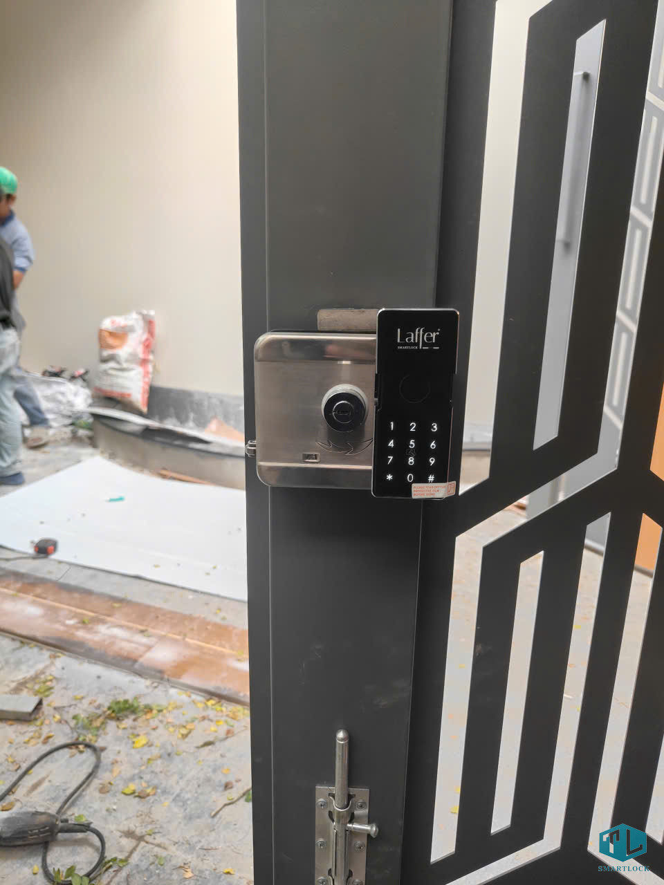 Lắp Đặt Khóa Vân Tay Cửa Cổng: Quy Trình, Cách Chọn Và lưu Ý Kỹ Thuật 2 Hướng dẫn lắp đặt khóa vân tay cửa cổng