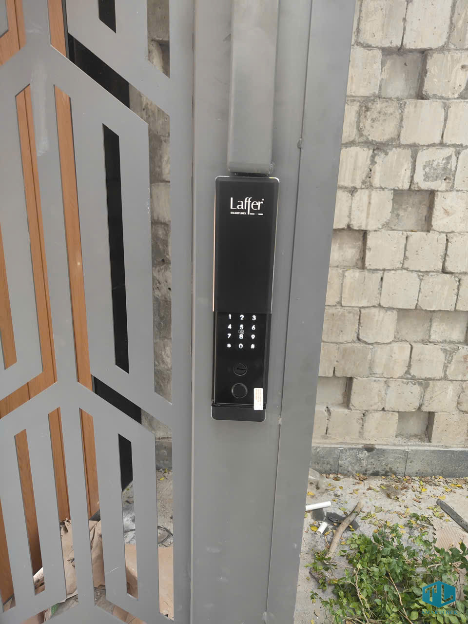 Lắp Đặt Khóa Vân Tay Cửa Cổng: Quy Trình, Cách Chọn Và lưu Ý Kỹ Thuật 1 Hướng dẫn lắp đặt khóa vân tay cửa cổng