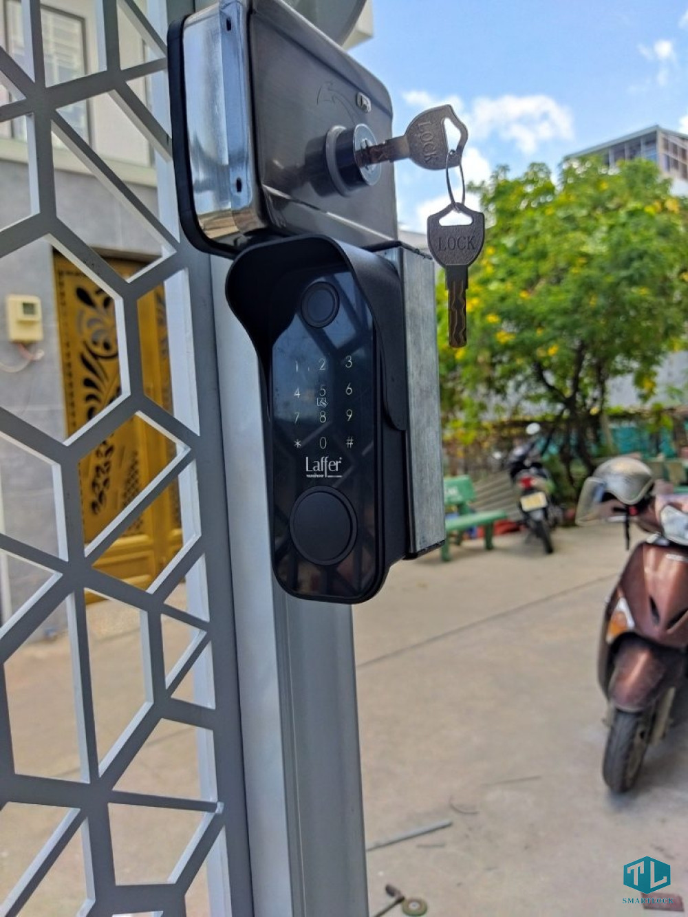 6 Tiêu Chí Chọn Khóa Cổng Vân Tay Ngoài Trời Chống Nước Bền Và An Toàn 2 Khóa vân tay cửa cổng Laffer A18 chính hãng công nghệ đức